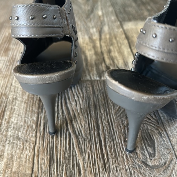 В Makowsky Open Toe/Back Leather Studded
Stiletto, 6M - Picture 6 of 12